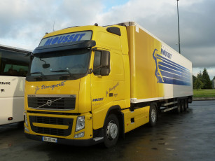 Картинка автомобили volvo+trucks+ выставка улица тягач грузовик контейнеровоз