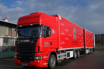 Картинка автомобили scania+ выставка улица грузовик контейнеровоз тягач