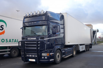 обоя автомобили, scania , выставка, улица, контейнеровоз, тягач, грузовик