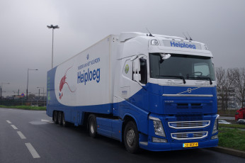 Картинка автомобили volvo+trucks+ выставка улица контейнеровоз грузовик тягач