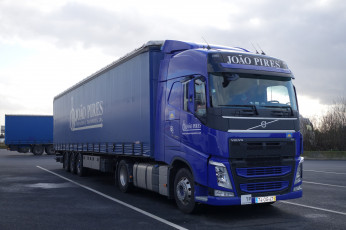 Картинка автомобили volvo+trucks+ выставка улица контейнеровоз тягач грузовик