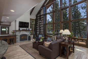 Картинка интерьер гостиная окна камин диван