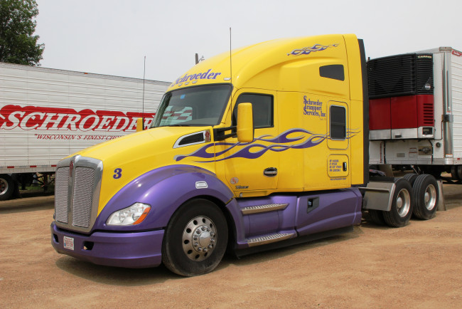 Обои картинки фото 2014 kenworth model 680, автомобили, kenworth , выставка, улица, company, truck, автобусы, сша, kenworth