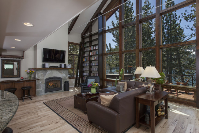 Обои картинки фото интерьер, гостиная, окна, камин, диван