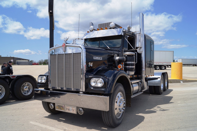 Обои картинки фото kenworth truck, автомобили, kenworth , выставка, улица, kenworth, автобусы, company, сша, truck