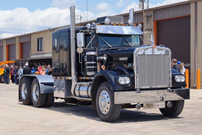 Обои картинки фото kenworth truck, автомобили, kenworth , выставка, улица, kenworth, автобусы, truck, company, сша