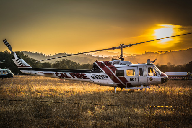 Обои картинки фото авиация, авиационный пейзаж, креатив, поле, вертушка, солнце