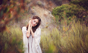 Картинка девушки -unsort+ брюнетки +шатенки кусты рыжая трава