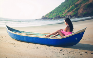 Картинка девушки -unsort+ брюнетки +шатенки склон песок море берег лодка брюнетка