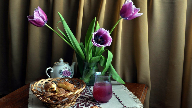 Обои картинки фото еда, натюрморт, тюльпаны, компот, рогалики