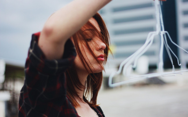 Обои картинки фото девушки, -unsort , лица,  портреты, рубашка, рыжая