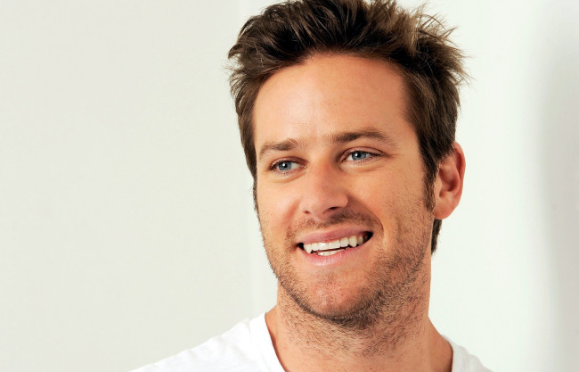 Обои картинки фото мужчины, armie hammer, щетина, улыбка