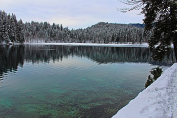 Картинка природа реки озера деревья снег горы озеро лес