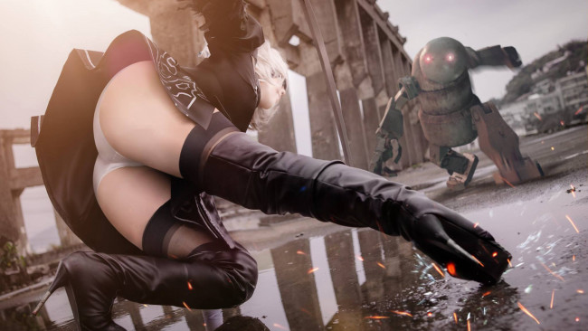 Обои картинки фото девушки, - креатив,  косплей, 2в, девушка, андроид, лужа, развалины, робот, бой, nasu