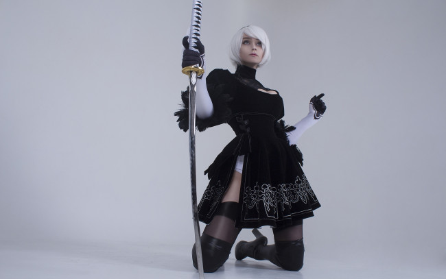 Обои картинки фото девушки, - креатив,  косплей, 2в, андроид, девушка, оружие, алиса, шульц