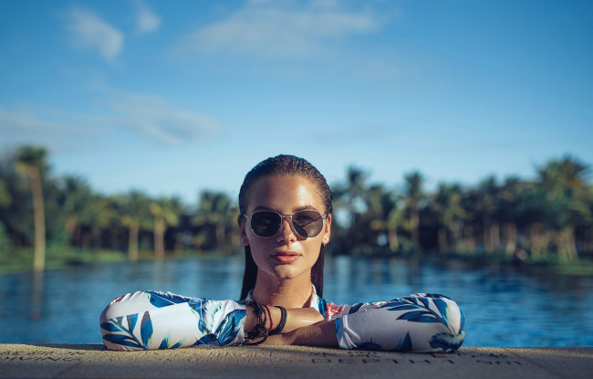 Обои картинки фото девушки, - лица,  портреты, девушка, модель, брюнетка, красотка, поза, взгляд, макияж, сексуальная, очки, причёска, флирт