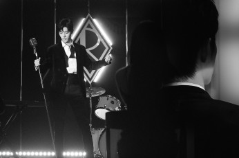 Картинка мужчины xiao+zhan актер костюм сцена микрофон барабаны