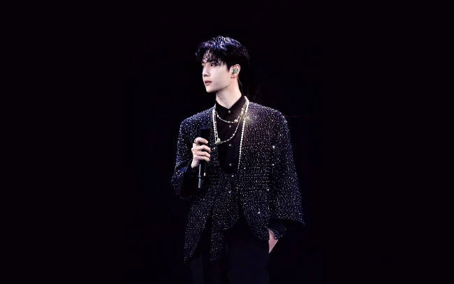 Обои картинки фото мужчины, wang yi bo, актер, певец, микрофон