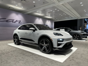 Картинка porsche+macan+ev+2024+new+york+auto+show автомобили выставки+и+уличные+фото porsche macan ev элeктрoавтoмoбиль нью йорк автошoу 2024 год