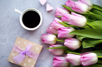 обоя праздничные, день святого валентина,  сердечки,  любовь, сердечки, чашка, кофе, подарок, коробка, тюльпаны, букет, цветы