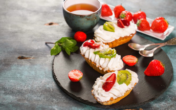 обоя еда, пирожные,  кексы,  печенье, песочные, крем, мята, ягоды, клубника, киви