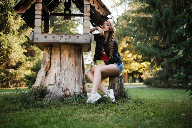 Обои картинки фото девушки, - брюнетки,  шатенки, парк, девушка, поза, взгляд, коса, пеньки, кормушка
