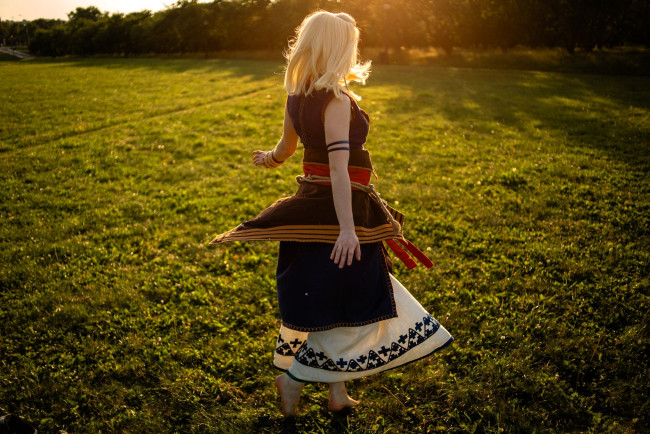 Обои картинки фото девушки, мария давыдова , lady melamory, образ, косплей, наряд, бусы, лужайка