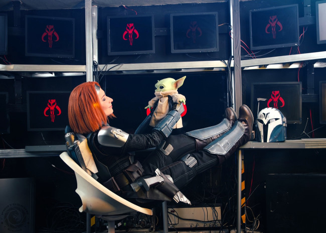 Обои картинки фото девушки, - креатив,  косплей, образ, косплей, броня, кресло, мониторы, мандалорец, йода