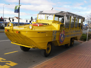 Картинка автомобили выставки уличные фото