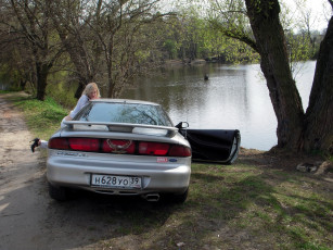 Картинка автомобили авто девушками оранжевые лепестки ранункулюс