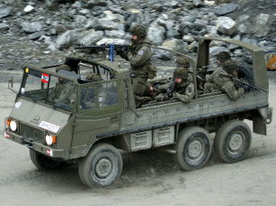 Картинка техника военная комната мебель диван кресло кожа стены окна