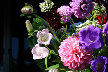 Картинка цветы букеты композиции взгляд девушка букет