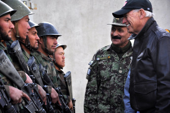 Картинка оружие армия спецназ кольцо белый свитер soldiers army