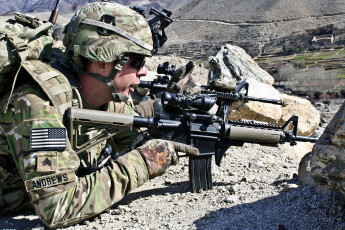 Картинка оружие армия спецназ розовые лепестки army soldiers