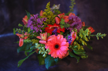 Картинка цветы букеты композиции взгляд девушка герберы альстромерия