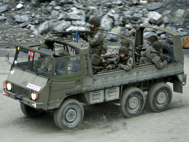 Обои картинки фото техника, военная, комната, мебель, диван, кресло, кожа, стены, окна