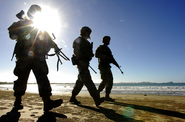 Обои картинки фото оружие, армия, спецназ, красный, белый, синий, фиолетовый, army, soldiers