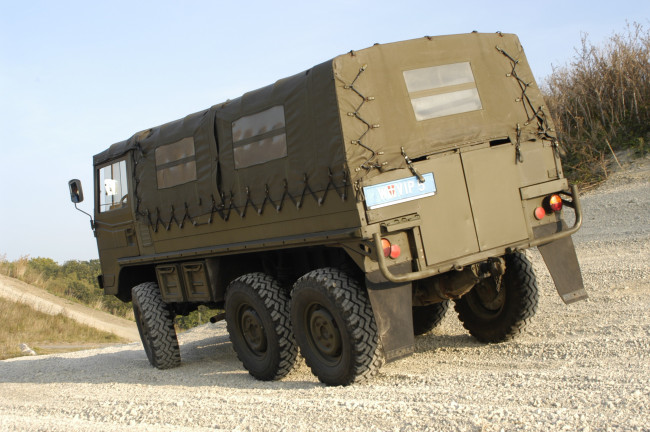 Обои картинки фото техника, военная, улыбка, брюнетка