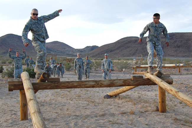 Обои картинки фото оружие, армия, спецназ, пальмы, дом, зелень, army, soldiers