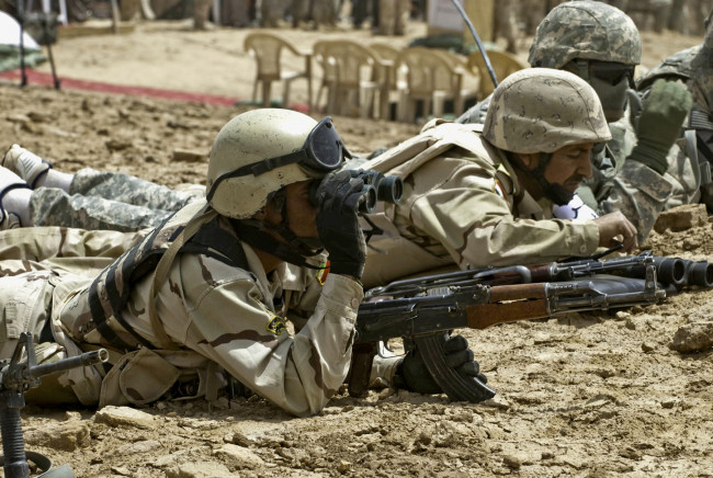 Обои картинки фото оружие, армия, спецназ, тюльпаны, army, soldiers