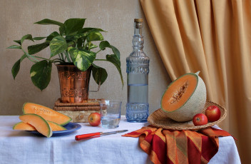 Картинка еда натюрморт вазон дыня яблоки бутылка