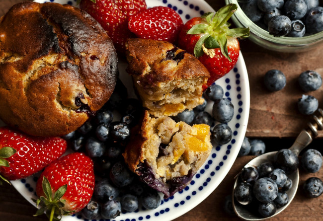 Обои картинки фото еда, пирожные, кексы, печенье, клуюника, кекс, голубика