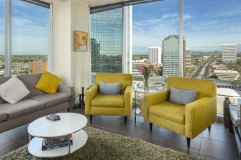 Картинка интерьер гостиная окна кресла