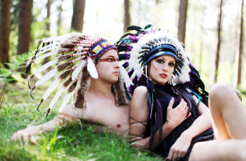 Картинка разное мужчина+женщина размытость природа лес раскрас перья отдых парень девушка