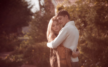 Картинка разное мужчина+женщина объятие объятия love любовь влюбленные пара женщина теплота фон размытие листва деревья дерево девушка настроения мужчина парень