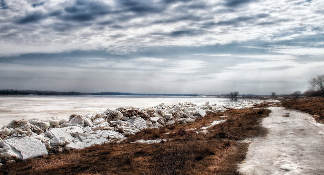 Обои картинки фото природа, реки, озера, тучи, небо, весна, проталины, река, лед