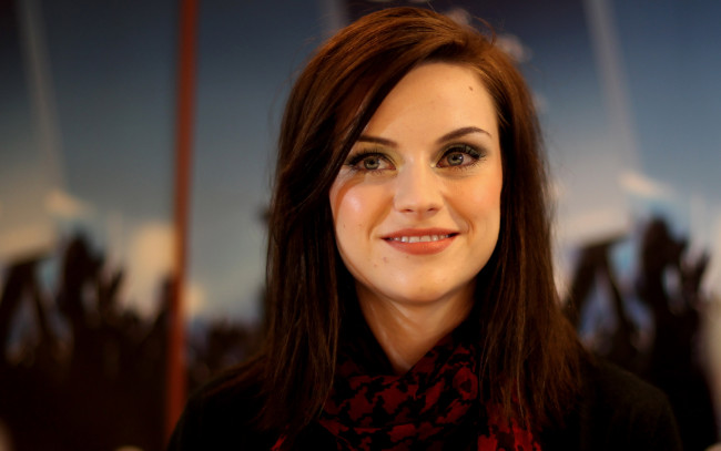 Обои картинки фото amy macdonald, музыка, amy, macdonald, шарф, улыбка, певица, лицо
