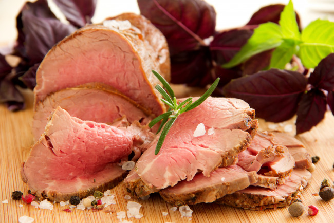 Обои картинки фото еда, мясные блюда, базилик, розмарин, буженина