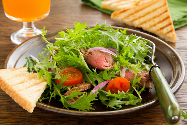 Обои картинки фото еда, салаты,  закуски, салат, тосты, помидоры