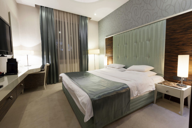 Обои картинки фото интерьер, спальня, кровать, лампа, шторы